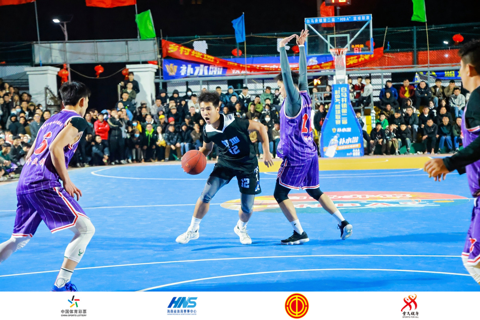 ANBO体育-篮球赛场上上演精彩纷呈的对决(这场篮球比赛的胜败取决于队员们的齐心协力)