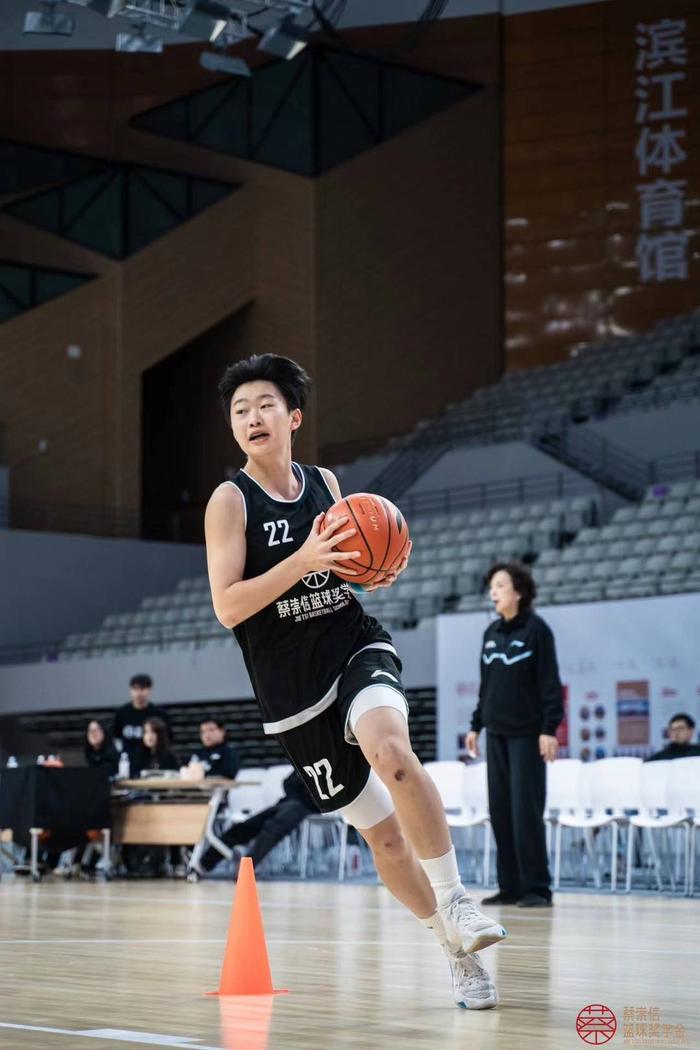 篮球奇才少年荣获国际杯赛最有价值球员奖的简单介绍