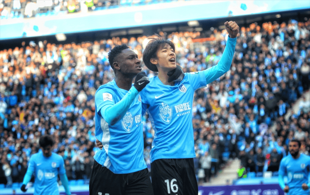 中国球迷在申花球迷区为日本队加油