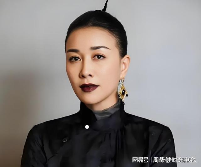 ANBO体育官方-关于国脚高峰：抛弃那英、放弃刚出生儿子，19年后现状如何？的信息
