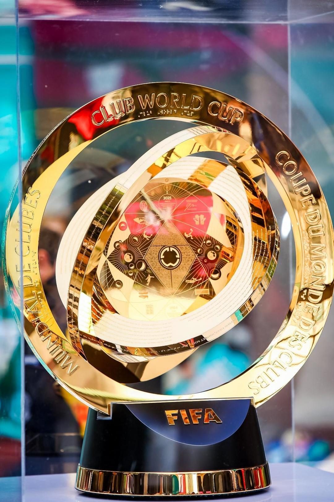 奖杯刻有211个FIFA成员协会和六个联盟名称的简单介绍